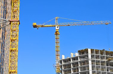 Turna ve bina mavi gökyüzüne karşı yapım aşamasında