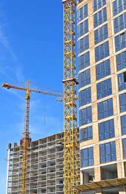 Turna ve bina mavi gökyüzüne karşı yapım aşamasında