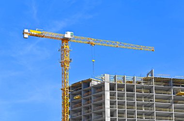 Turna ve bina mavi gökyüzüne karşı yapım aşamasında