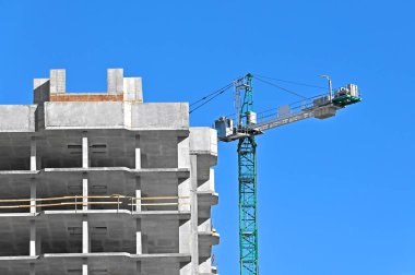 Turna ve bina mavi gökyüzüne karşı yapım aşamasında
