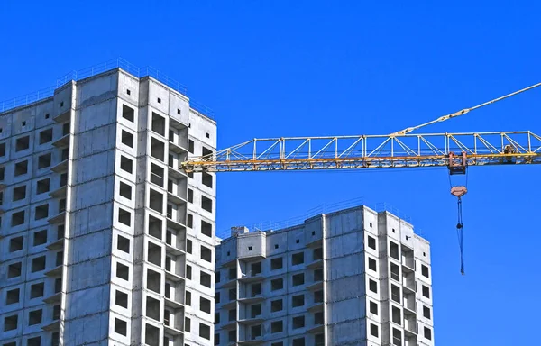 Kran Und Gebäude Bau Vor Blauem Himmel — Stockfoto