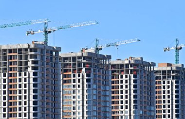 Turna ve bina mavi gökyüzüne karşı yapım aşamasında