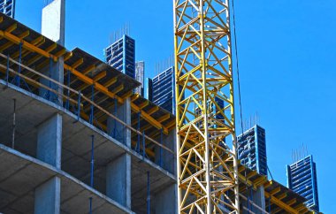 Turna ve bina mavi gökyüzüne karşı yapım aşamasında