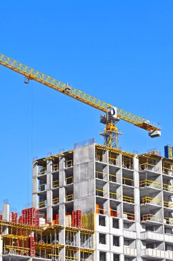 Turna ve bina mavi gökyüzüne karşı yapım aşamasında