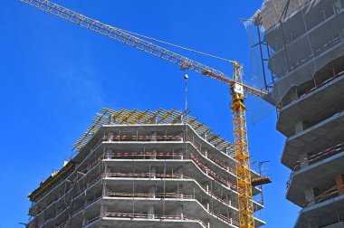 Turna ve bina mavi gökyüzüne karşı yapım aşamasında