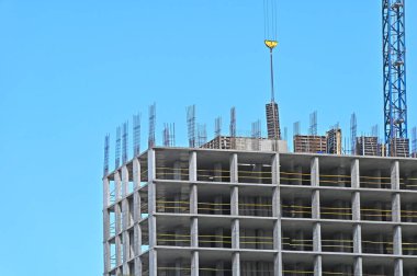 Turna ve bina mavi gökyüzüne karşı yapım aşamasında