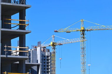 Turna ve bina mavi gökyüzüne karşı yapım aşamasında