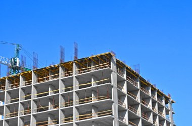 Turna ve bina mavi gökyüzüne karşı yapım aşamasında