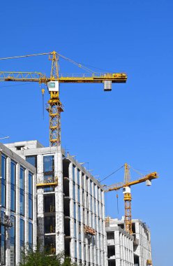 Turna ve bina mavi gökyüzüne karşı yapım aşamasında