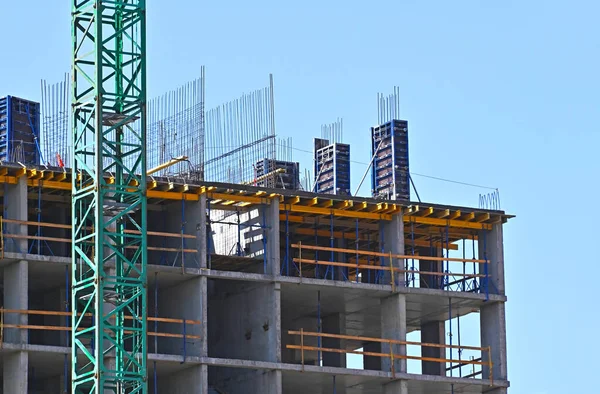 Guindaste Construção Construção Contra Céu Azul — Fotografia de Stock