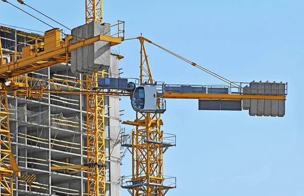 Kran Und Gebäude Bau Vor Blauem Himmel — Stockfoto