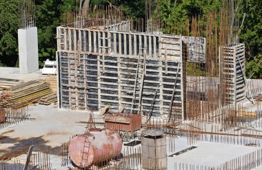 Formaliteli ve takviyeli inşaat sahası