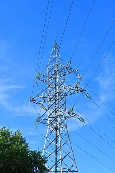 Elektryczne Linie Pylon Tle Niebieskiego Nieba — Zdjęcie stockowe