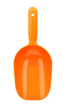 Plastik bahçe kepçesi, beyaz arka planda izole.