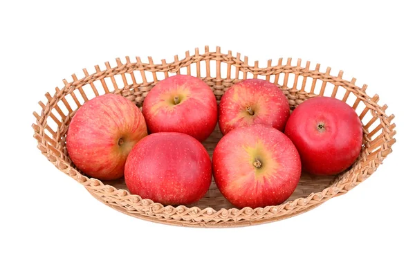 Pomme Rouge Dans Panier Ondulé Isolée Sur Fond Blanc — Photo