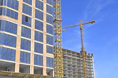 Turna ve bina mavi gökyüzüne karşı yapım aşamasında