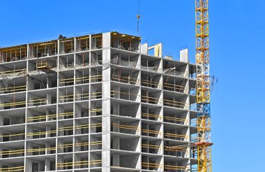 Turna ve bina mavi gökyüzüne karşı yapım aşamasında