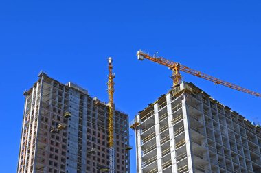 Turna ve bina mavi gökyüzüne karşı yapım aşamasında