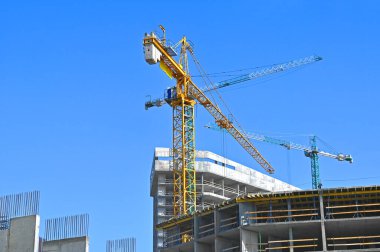 Turna ve bina mavi gökyüzüne karşı yapım aşamasında