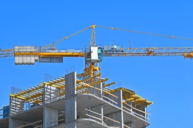 Turna ve bina mavi gökyüzüne karşı yapım aşamasında