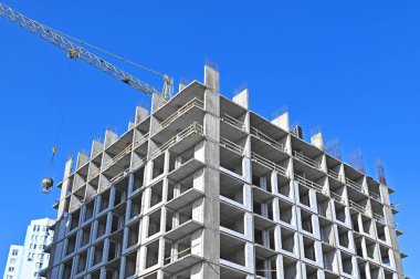 Turna ve bina mavi gökyüzüne karşı yapım aşamasında