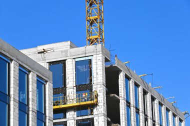 Turna ve bina mavi gökyüzüne karşı yapım aşamasında