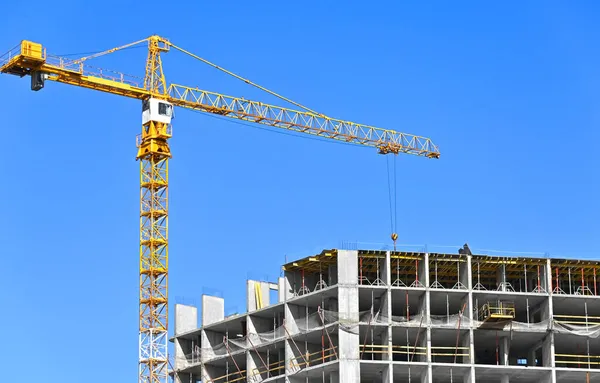 Kran Und Gebäude Bau Vor Blauem Himmel — Stockfoto