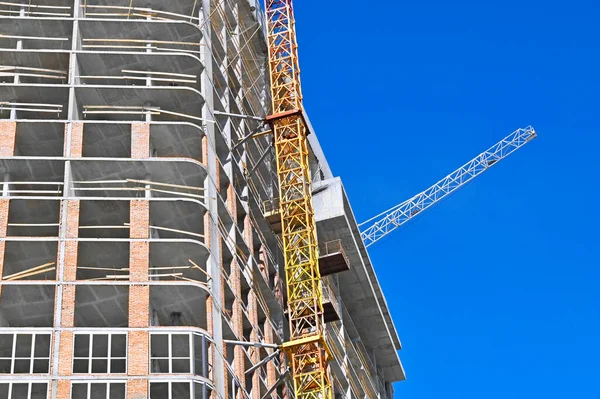 Kran Und Gebäude Bau Vor Blauem Himmel — Stockfoto