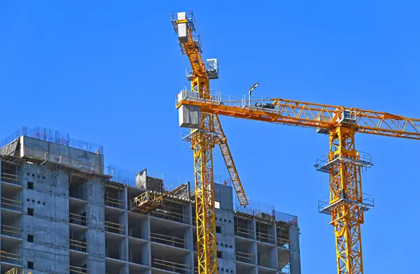 Guindaste Construção Construção Contra Céu Azul — Fotografia de Stock