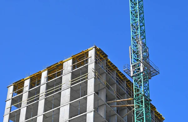 Kran Und Gebäude Bau Vor Blauem Himmel — Stockfoto