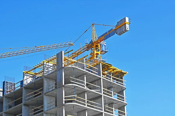 青空に対する建設中のクレーン及び建物 — ストック写真