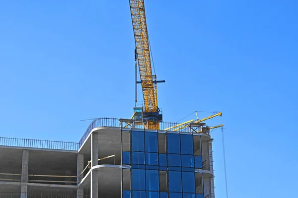 Grue Bâtiment Construction Contre Ciel Bleu — Photo