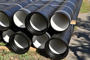 İnşaat alanına yığılmış seramik kanalizasyon borusu