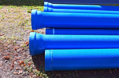 İnşaat alanına yığılmış seramik kanalizasyon borusu