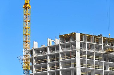 Turna ve bina mavi gökyüzüne karşı yapım aşamasında