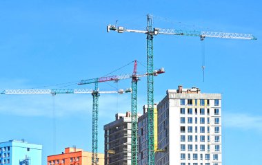 Turna ve bina mavi gökyüzüne karşı yapım aşamasında