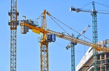 Turna ve bina mavi gökyüzüne karşı yapım aşamasında