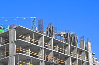 Turna ve bina mavi gökyüzüne karşı yapım aşamasında
