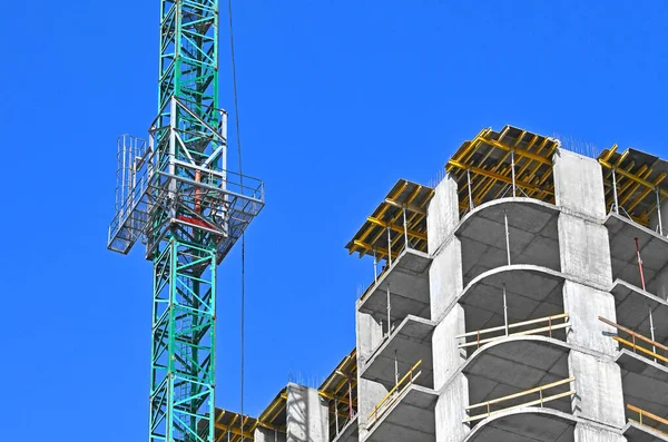 Jeřáb Budova Výstavbě Proti Modré Obloze — Stock fotografie