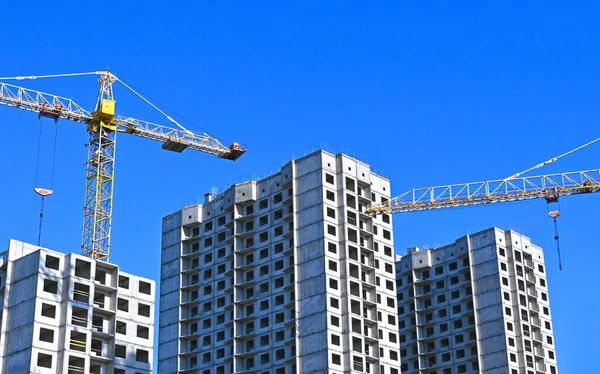 Kran Och Byggnad Konstruktion Mot Blå Himmel — Stockfoto