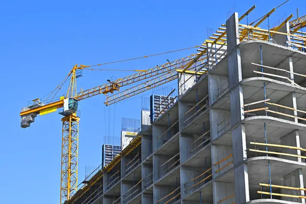 Gru Edificio Costruzione Contro Cielo Blu — Foto Stock