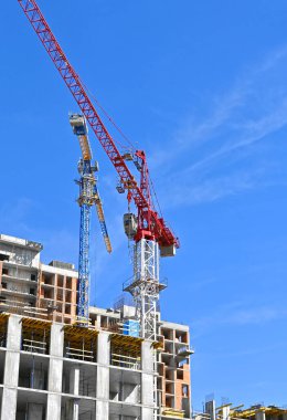 Turna ve bina mavi gökyüzüne karşı yapım aşamasında