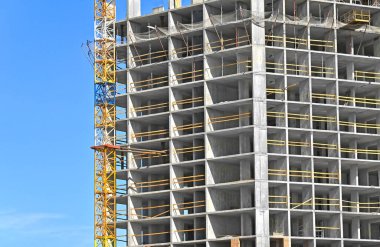 Turna ve bina mavi gökyüzüne karşı yapım aşamasında