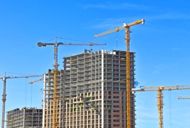 Turna ve bina mavi gökyüzüne karşı yapım aşamasında