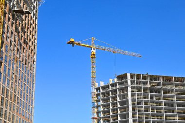 Turna ve bina mavi gökyüzüne karşı yapım aşamasında