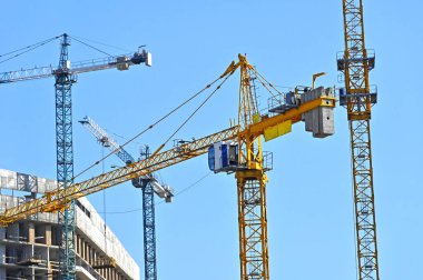 Turna ve bina mavi gökyüzüne karşı yapım aşamasında