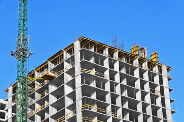 Turna ve bina mavi gökyüzüne karşı yapım aşamasında