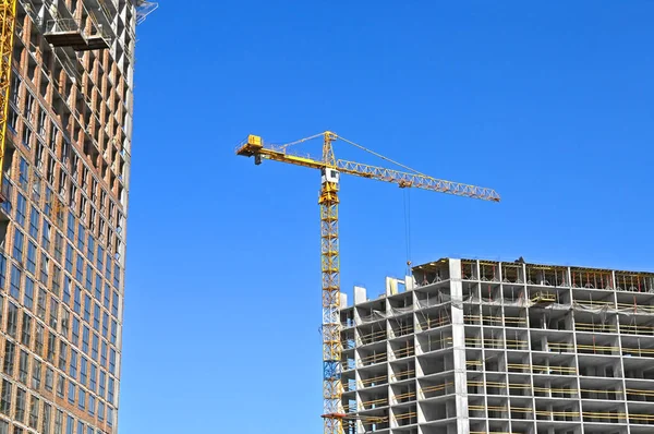 Kran Und Gebäude Bau Vor Blauem Himmel — Stockfoto