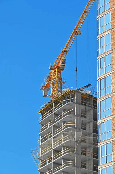 Grue Bâtiment Construction Contre Ciel Bleu — Photo