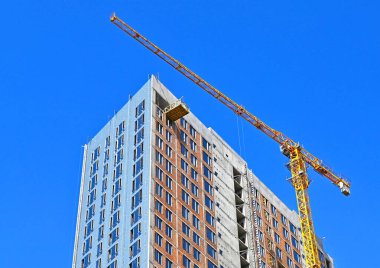 Turna ve bina mavi gökyüzüne karşı yapım aşamasında